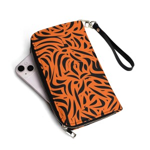 Cartera de piel sintética con estampado animal vibrante: accesorio elegante y funcional
