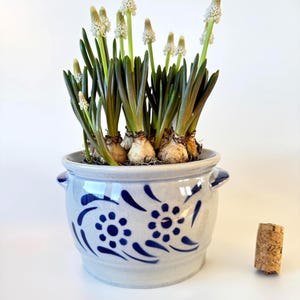 Vintage blå & vit keramikplanter eller serveringsfat – Folkkonst blomkruka med handtag – Rustik stengodsskål – Cottagecore Decor