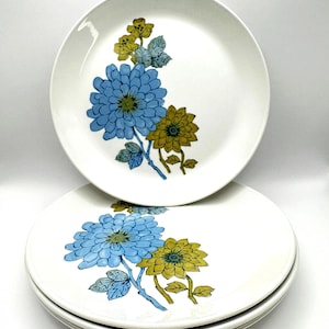 Juego de 4 platos vintage Johnson Brothers con diseño de crisantemo. Platos para desayuno, ensalada y postre. Johnson Bros., Inglaterra. Motivo de dalias. Años 60.