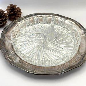 Plato vintage plateado con insertos de vidrio, tres secciones, diseño en espiral, clásico, elegante, de mediados de siglo.