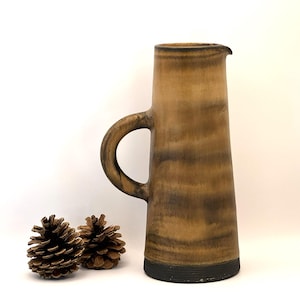 Dzbanek ceramiczny vintage. Ręcznie robiony przez Irma Yourstone. Skandynawski rustykalny brązowy dzbanek Studio Pottery ze Szwecji. Upsala-Ekeby.