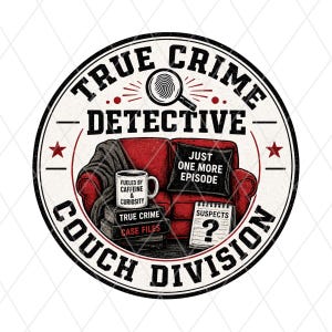 Puede incluir: Un diseño gráfico circular que muestra un sofá rojo con una manta negra, una taza con la etiqueta FUELED BY CAFFEINE & CURIOSITY, libros titulados TRUE CRIME CASE FILES, un cojín que dice JUST ONE MORE EPISODE, un bloc de notas y una lupa.