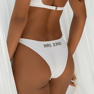Braguita de bikini personalizada con inicial del apellido de la señora y etiqueta en el interior, corte en V, para novias