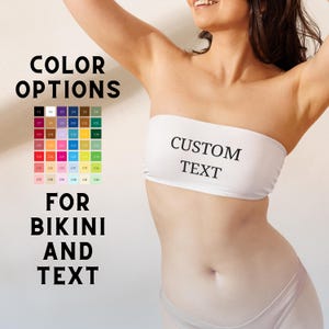 Puede incluir: Top de bikini bandeau blanco con el texto "CUSTOM TEXT". La imagen también muestra una carta de colores con varias opciones de color. El texto de la imagen dice "COLOR OPTIONS" y "FOR BIKINI AND TEXT".