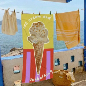 Serviette de plage style maximaliste à rayures crème glacée et bain de soleil, accessoire de plage d&#39;été, indispensable au bord de la piscine, cadeau pour