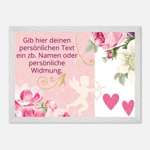 Könnte beinhalten: Ein gerahmter Druck mit rosa Hintergrund, floralen Illustrationen und einem Amor. Der Text lautet: "Gib hier deinen persönlichen Text ein z.B. Namen oder persönliche Widmung." Zwei rosa Herzen sind ebenfalls zu sehen.