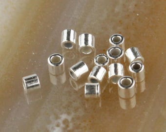Solidny koralik z mikrozaciskanej rurki ze srebra próby 925 o wymiarach 1,5 x 1,5 mm, różne opcje ilościowe