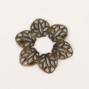 Flor de 6 hojas con filigrana de latón envejecido, longitud focal: 23 mm, 20 unidades, paquete a granel