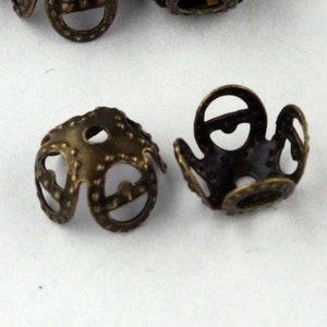 ビーズキャップ 100個 - 幅 8 mm - アンティーク真鍮メッキ フィリグリーリーフフラワービーズキャップ