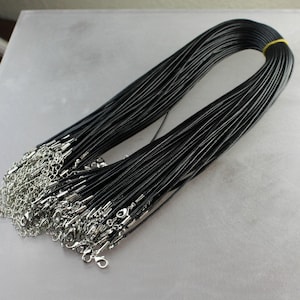 Colar ajustável com cordão de algodão preto: 45 a 50 cm, fecho de ródio.
