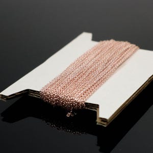 Cadena microplana chapada en oro rosa resistente al deslustre: eslabón soldado de 2 x 1,4 mm, 32 pies (carrete a granel)
