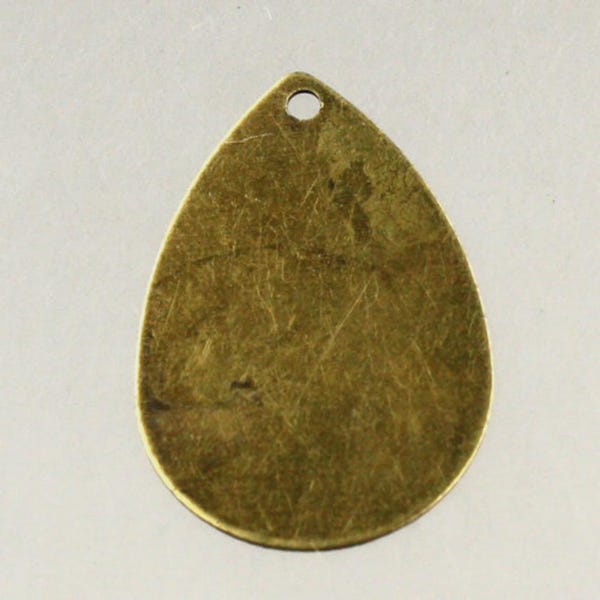 Colgante de lágrima con filigrana de latón envejecido: 19 x 13 mm