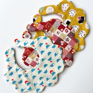 Babero reversible festoneado, regalo japonés kawaii para baby shower, hecho a mano, único, unisex, estilo japonés Sushi Neko Inu Origiri Sakura Monte Fuji