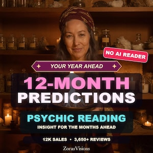 Può includere: Una persona con un copricapo scuro si trova davanti a scaffali con barattoli di vetro. Il testo sovrapposto recita: YOUR YEAR AHEAD, 12-MONTH PREDICTIONS, PSYCHIC READING, INSIGHT FOR THE MONTHS AHEAD, NO AI READER, 12K SALES, 3,650+ REVIEWS e ZorasVisions.