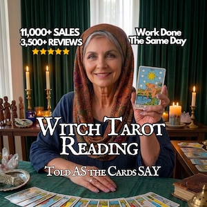 Può includere: Una donna tiene in mano una carta dei tarocchi con un disegno a stella, con il testo "Witch Tarot Reading" e "Told As The Cards Say". L'immagine include anche il testo "11.000+ VENDITE", "3.500+ RECENSIONI" e "Lavoro Fatto In Giornata".