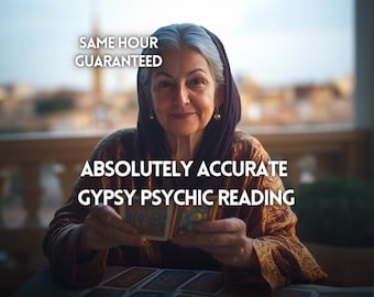 Può includere: Una donna con un foulard viola in testa tiene un mazzo di carte dei tarocchi. Il testo sull'immagine recita "Stessa ora garantita" e "Lettura psichica zingara assolutamente accurata".