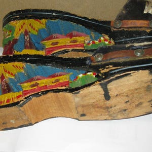 Paire de chaussures philippines sculptées à la main vintage rustiques colorées dimensions image 3