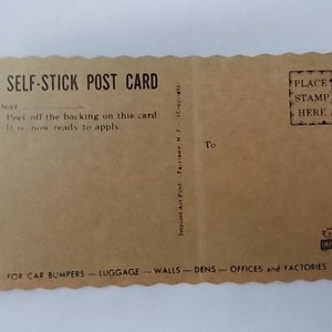 K&ouml;nnte beinhalten: Eine Vintage-Postkarte zum Aufkleben mit brauner Papierstruktur. Die Karte enth&auml;lt den Text "SELF-STICK POST CARD" und Gebrauchsanweisungen. Sie enth&auml;lt ein Feld "PLACE STAMP HERE" und ist f&uuml;r verschiedene Anwendungen konzipiert, darunter Sto&szlig;stangen und Gep&auml;ck.