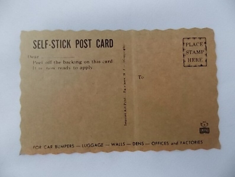 K&ouml;nnte beinhalten: Eine Vintage-Postkarte zum Aufkleben mit brauner Papierstruktur. Die Karte enth&auml;lt den Text "SELF-STICK POST CARD" und Gebrauchsanweisungen. Sie enth&auml;lt ein Feld "PLACE STAMP HERE" und ist f&uuml;r verschiedene Anwendungen konzipiert, darunter Sto&szlig;stangen und Gep&auml;ck.