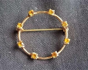 Épingle circulaire vintage avec pierres précieuses en verre et strass facettés