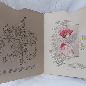 Puede incluir: Un libro de colorear vintage abierto que muestra dos p&aacute;ginas. La p&aacute;gina izquierda presenta un dibujo lineal de tres ni&ntilde;os marchando con una bandera y un tambor. La p&aacute;gina derecha muestra una ilustraci&oacute;n a color de un ni&ntilde;o con vestido rosa.