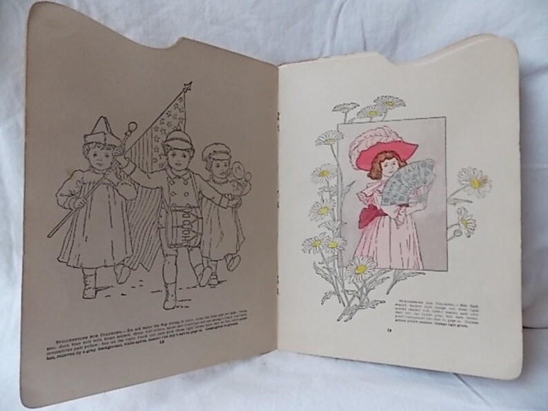 Puede incluir: Un libro de colorear vintage abierto que muestra dos p&aacute;ginas. La p&aacute;gina izquierda presenta un dibujo lineal de tres ni&ntilde;os marchando con una bandera y un tambor. La p&aacute;gina derecha muestra una ilustraci&oacute;n a color de un ni&ntilde;o con vestido rosa.