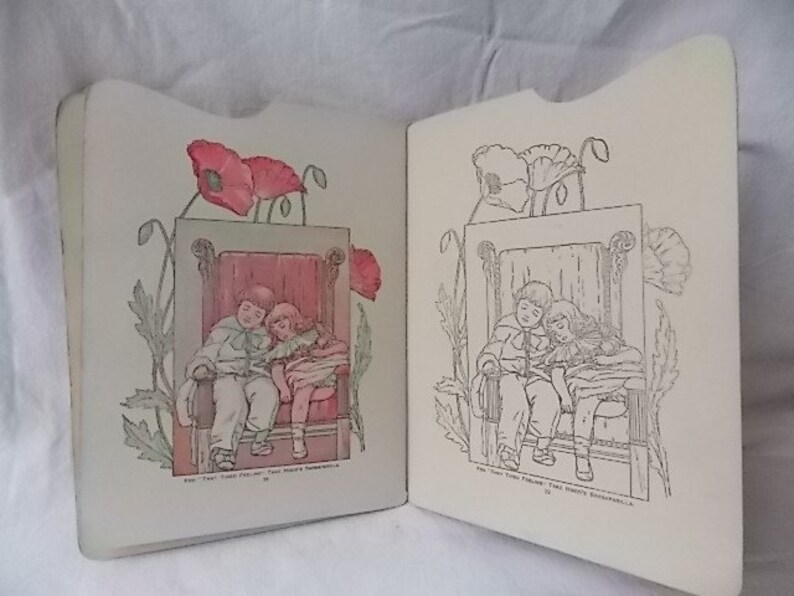 Puede incluir: Un libro abierto que muestra dos p&aacute;ginas con ilustraciones id&eacute;nticas de un ni&ntilde;o y una ni&ntilde;a sentados en una silla rodeados de amapolas. La p&aacute;gina izquierda est&aacute; coloreada en tonos rojos, verdes y beige, mientras que la derecha es un dibujo lineal.