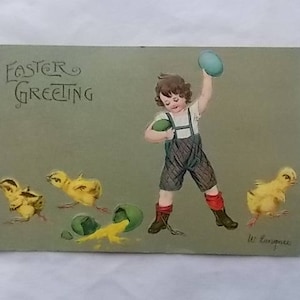 Peut inclure: Carte postale de v&oelig;ux de P&acirc;ques vintage. L'illustration montre un enfant tenant des &oelig;ufs, avec des poussins et des coquilles d'&oelig;ufs bris&eacute;es &eacute;parpill&eacute;s. Le texte "Easter Greeting" est en haut. Fond vert d&eacute;lav&eacute;.