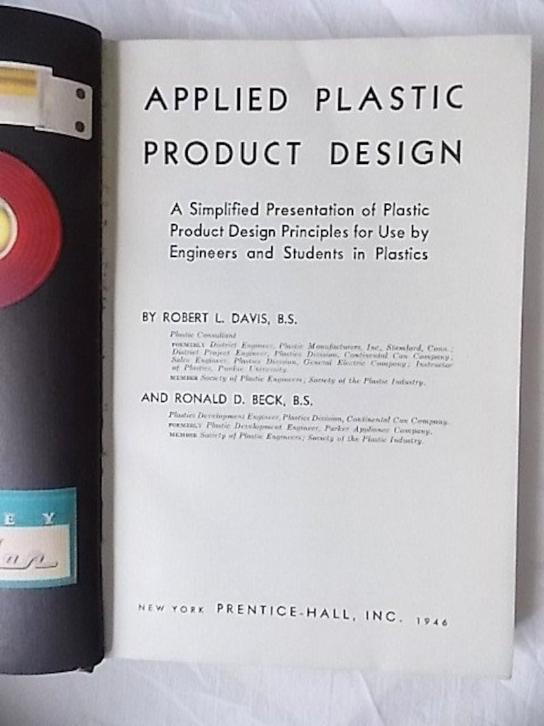 Peut inclure: Livre ouvert intitul&eacute; "APPLIED PLASTIC PRODUCT DESIGN" avec du texte de Robert L. Davis et Ronald D. Beck. Publi&eacute; par Prentice-Hall, Inc. en 1946. La couverture du livre est blanche avec du texte noir.