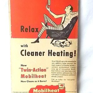 Może przedstawiać: Reklama w stylu vintage dla oleju opałowego Mobilheat. Obraz przedstawia zrelaksowanego mężczyznę na krześle, psa oraz tekst "Relax with Cleaner Heating!" i "Twin-Action Mobilheat."