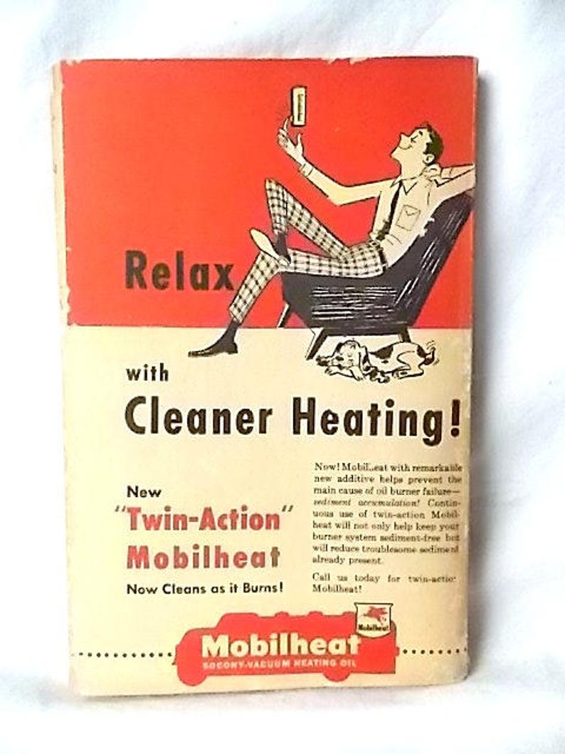 Może przedstawiać: Reklama w stylu vintage dla oleju opałowego Mobilheat. Obraz przedstawia zrelaksowanego mężczyznę na krześle, psa oraz tekst "Relax with Cleaner Heating!" i "Twin-Action Mobilheat."