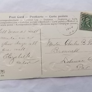 Peut inclure: Une carte postale vintage avec du texte manuscrit et un timbre-poste vert. La carte postale est adress&eacute;e &agrave; Master Charles B. Fetz &agrave; Broomall, Delaware Co, Par. Le texte comprend les phrases "Sell mom as well" et "Write in a few days all are well."