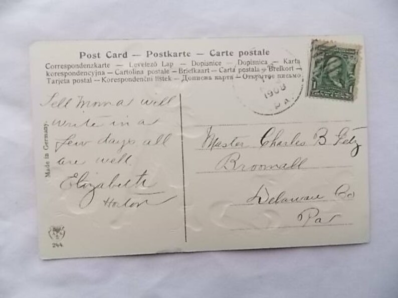 Peut inclure: Une carte postale vintage avec du texte manuscrit et un timbre-poste vert. La carte postale est adress&eacute;e &agrave; Master Charles B. Fetz &agrave; Broomall, Delaware Co, Par. Le texte comprend les phrases "Sell mom as well" et "Write in a few days all are well."