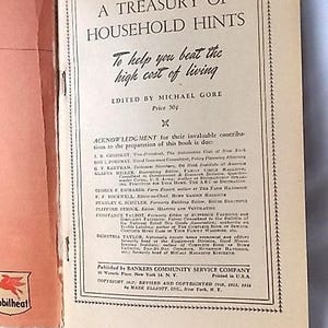 Może przedstawiać: Otwarta książka z czerwoną okładką i kremową stroną. Tytuł to "A Treasury of Household Hints" z podtytułem "To help you beat the high cost of living." Zredagował Michael Gore.