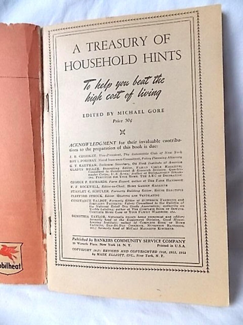 Może przedstawiać: Otwarta książka z czerwoną okładką i kremową stroną. Tytuł to "A Treasury of Household Hints" z podtytułem "To help you beat the high cost of living." Zredagował Michael Gore.