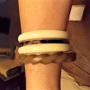 4 Vintage Plastic Bangle Bracelets Abstract Rope, Faux Tortoise, White image 2