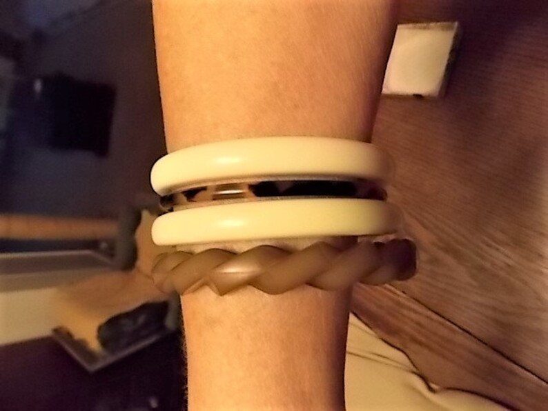 4 Vintage Plastic Bangle Bracelets Abstract Rope, Faux Tortoise, White image 2