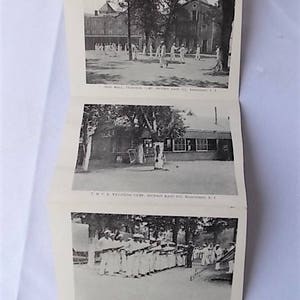 Może przedstawiać: Czarno-biała, zabytkowa broszura z kilkoma fotografiami obozu szkoleniowego. Zdjęcia przedstawiają osoby w mundurach, budynki i sceny plenerowe. Broszura jest złożona w harmonijkę.
