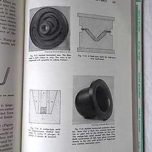 Peut inclure: Un livre ouvert pr&eacute;sente des sch&eacute;mas techniques et des illustrations de pi&egrave;ces stratifi&eacute;es moul&eacute;es. La page comprend des figures d'une came stratifi&eacute;e moul&eacute;e, d'un moule de type &eacute;clair, d'un moule de type coin et d'une chambre d'exclusion stratifi&eacute;e moul&eacute;e.