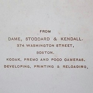 K&ouml;nnte beinhalten: Eine bedruckte Karte im Vintage-Stil mit dunkelbraunem Text auf cremefarbenem Hintergrund. Der Text lautet: FROM DAME, STODDARD & KENDALL. 374 WASHINGTON STREET, BOSTON. KODAK, PREMO AND POCO CAMERAS. DEVELOPING, PRINTING & RELOADING.