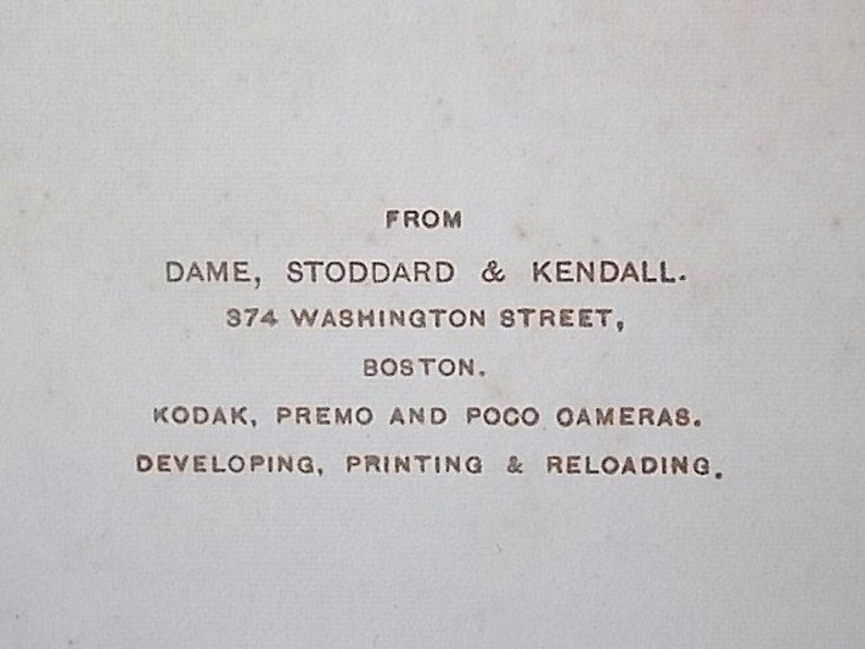 K&ouml;nnte beinhalten: Eine bedruckte Karte im Vintage-Stil mit dunkelbraunem Text auf cremefarbenem Hintergrund. Der Text lautet: FROM DAME, STODDARD & KENDALL. 374 WASHINGTON STREET, BOSTON. KODAK, PREMO AND POCO CAMERAS. DEVELOPING, PRINTING & RELOADING.