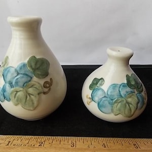 Salière et poivrière vintage Metlox Pottery motif raisin asymétrique image 1