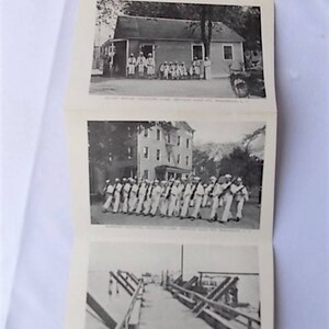 Może przedstawiać: Vintage czarno-biały album ze zdjęciami przedstawiającymi ob&oacute;z szkoleniowy wojska. Zdjęcia przedstawiają grupy ludzi w mundurach, budynki i molo. Album jest otwarty, ukazując fotografie.