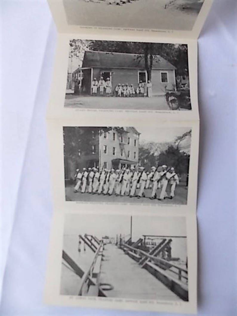 Może przedstawiać: Vintage czarno-biały album ze zdjęciami przedstawiającymi ob&oacute;z szkoleniowy wojska. Zdjęcia przedstawiają grupy ludzi w mundurach, budynki i molo. Album jest otwarty, ukazując fotografie.