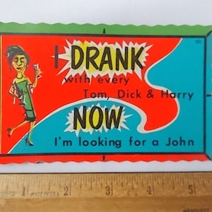 K&ouml;nnte beinhalten: Vintage Postkarte mit farbenfrohem Design. Die Karte zeigt eine Illustration einer Frau in einem gr&uuml;nen Kleid, die ein Getr&auml;nk h&auml;lt. Der Text lautet: "I DRANK with every Tom, Dick & Harry NOW I'm looking for a John".