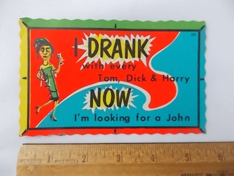K&ouml;nnte beinhalten: Vintage Postkarte mit farbenfrohem Design. Die Karte zeigt eine Illustration einer Frau in einem gr&uuml;nen Kleid, die ein Getr&auml;nk h&auml;lt. Der Text lautet: "I DRANK with every Tom, Dick & Harry NOW I'm looking for a John".