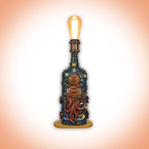 Puede incluir: Un juego de tres tazas de cerámica con un acabado mate moteado. Las tazas son de color crema, gris claro y gris oscuro. Cada taza tiene un diseño simple y minimalista.