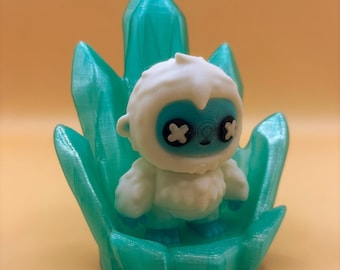 Yuki, el Yeti articulado, en su Trono de Hielo – Llavero e imán de Invierno Mítico