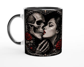 Dark Elegance Dark Kiss Tasse – Gothic Art Kaffeetasse – Beidseitig bedruckt – Dunkle Romantik – Keramik 325 ml – Gothic Geschenk