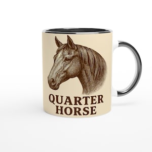Könnte beinhalten: Beige Keramikbecher mit schwarzem Rand und Henkel. Er zeigt eine detaillierte braune Illustration eines Pferdekopfes. Der Text "QUARTER HORSE" ist in Braun darunter gedruckt.